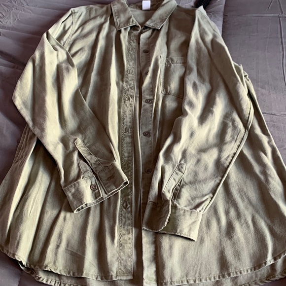 NWT, WOMEN beautiful olive green button up blouse - Picture 1 of 7